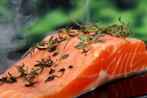 Eine große Menge von Omega-3 Fettsäuren enthält Lachs
