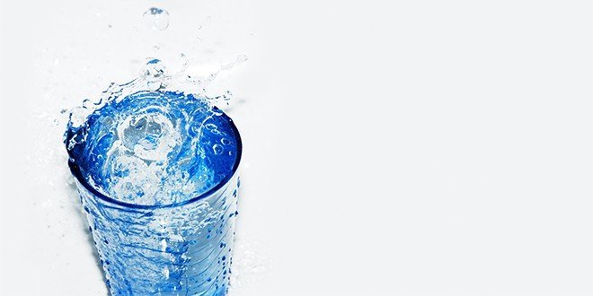 Mindestens Wasser 1,5 Liter Wasser pro Tag