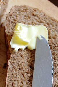 Butterkrokant ist ein, durch die Zugabe von Butter besonders geschmeidiger Krokant.