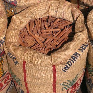 Cumarin ist ein Aromastoff, der in höheren Konzentrationen in Zimtsorten vorkommt.