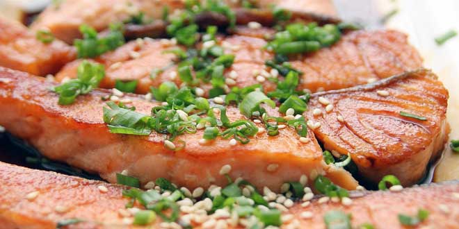 Damit das Fleisch von Zuchtlachsen auch appetitlich rosa aussieht, wird dem Fischmehl der Farbstoff Astaxanthin beigemengt.
