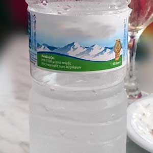 Wer viel Wasser trinkt, soll angeblich leichter abnehmen