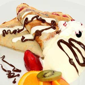 Pfannkuchen schmecken mit frischen Früchten und Obstsalaten.