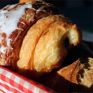 Wiewohl nicht als Hörnchen geformt, wird es in Deutschland von einigen Herstellern als „Schoko-Croissant“ angeboten.