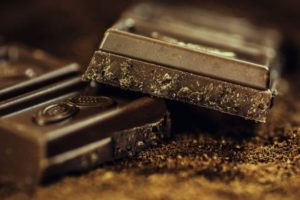 Zur Herstellung von Schokolade sind Kakaobutter und flüssige Kakaomasse die Grundlagen.