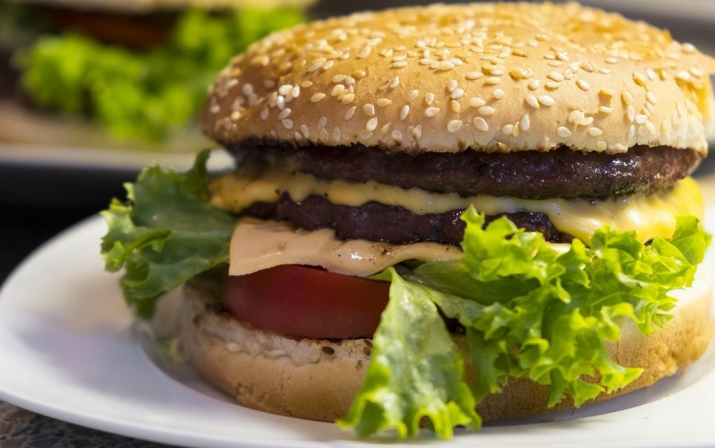 Cheeseburger Kalorien und Nährwerte