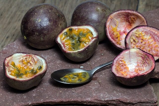 Die Maracuja ist eine von etwa 100 Passionsfruchtsorten.
