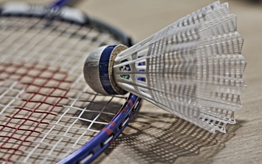Badminton hilft beim Abnehmen, fördert Fitness, Ausdauer und Koordination.